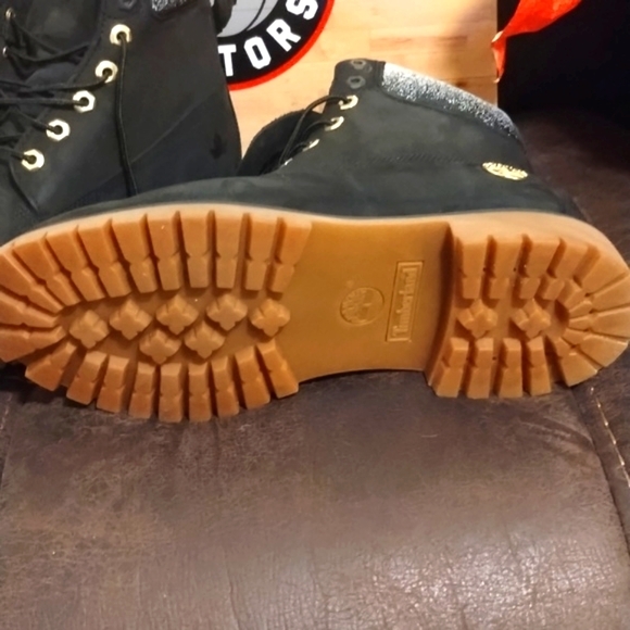 Brand New..Men's exotic Toronto raptors NBA, timberlands size 11 - Picture 12 of 15